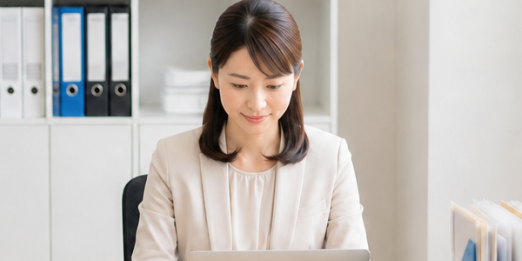 パソコンで商品を選びWebから注文する様子