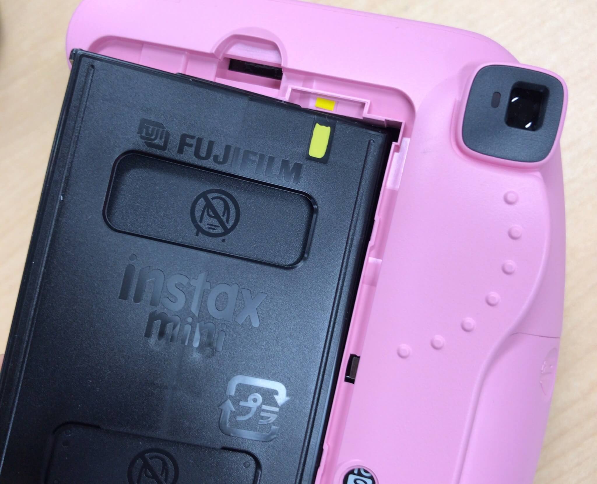 スタンダードなチェキinstax mini8+の基本的な使い方 STEP2. チェキinstax専用フィルムを入れる