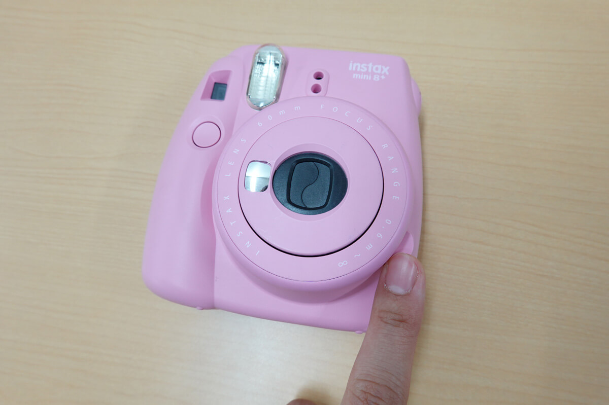スタンダードなチェキinstax mini8+の基本的な使い方 STEP3. チェキinstaxの電源を入れる