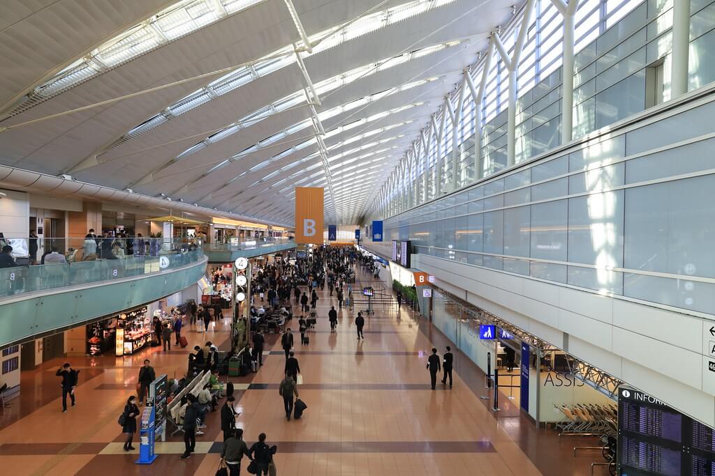 飛行機にベビーカーを乗せる2つの方法と注意点