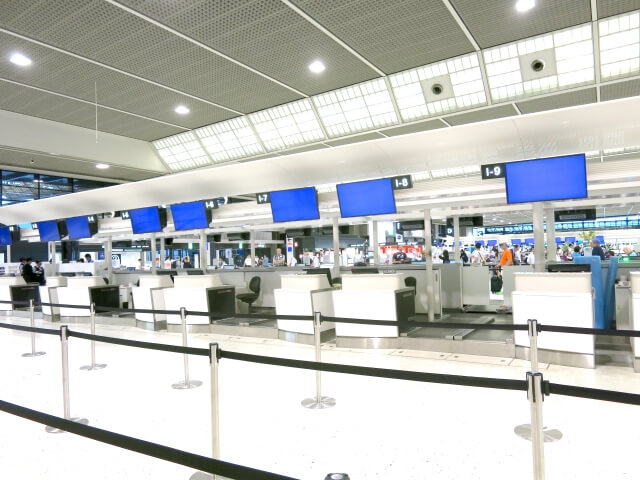 飛行機にベビーカーを乗せる2つの方法と注意点 2. 手荷物預け入れ