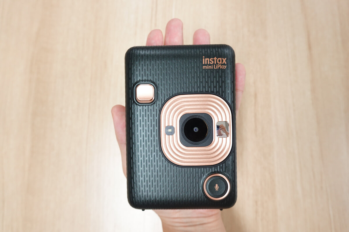 ついに録音機能！？「チェキ instax mini LiPlay」の特徴 シリーズ最小！コンパクトなボディ