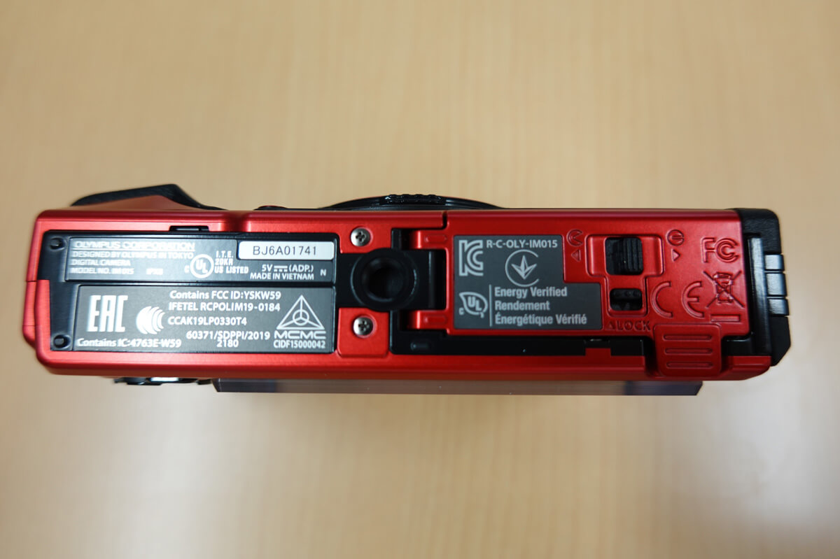 OLYMPUS「Tough TG-6」使用レビュー カメラ本体の底面