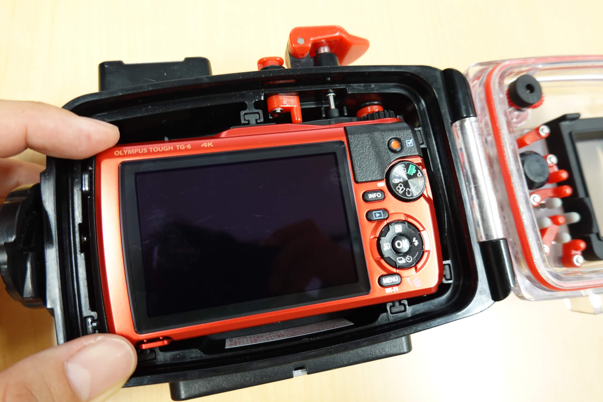 オリンパス「Tough TG-6」「Tough TG-5」の違いを比較 5. 本体外観・オプションは若干の違い