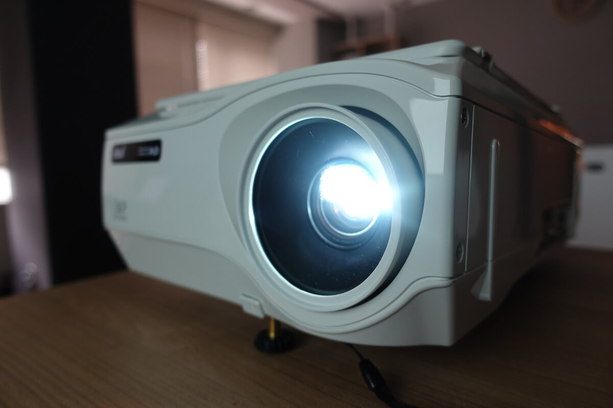 書画カメラ搭載プロジェクター「aui AD-2100X」の特徴 3100ルーメン高輝度投映