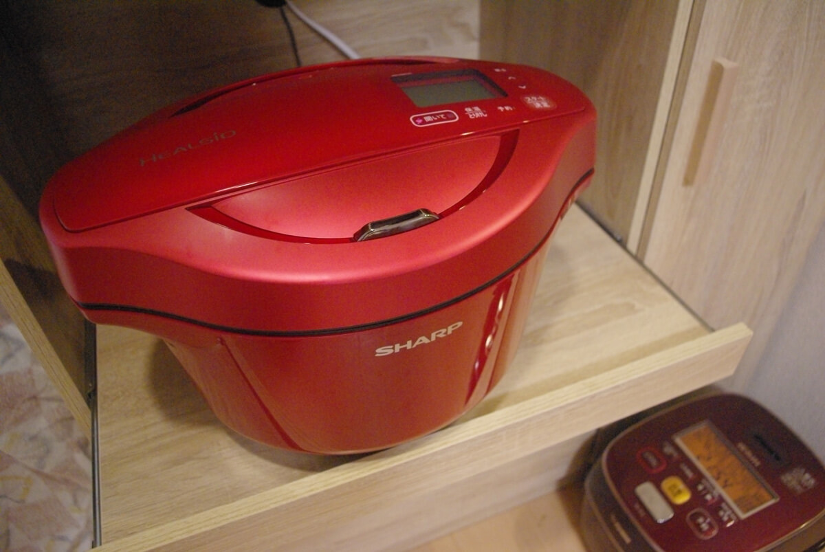 マンガに登場した調理家電「SHARP ホットクック」とは？ 大きくて置き場所に困るという声も