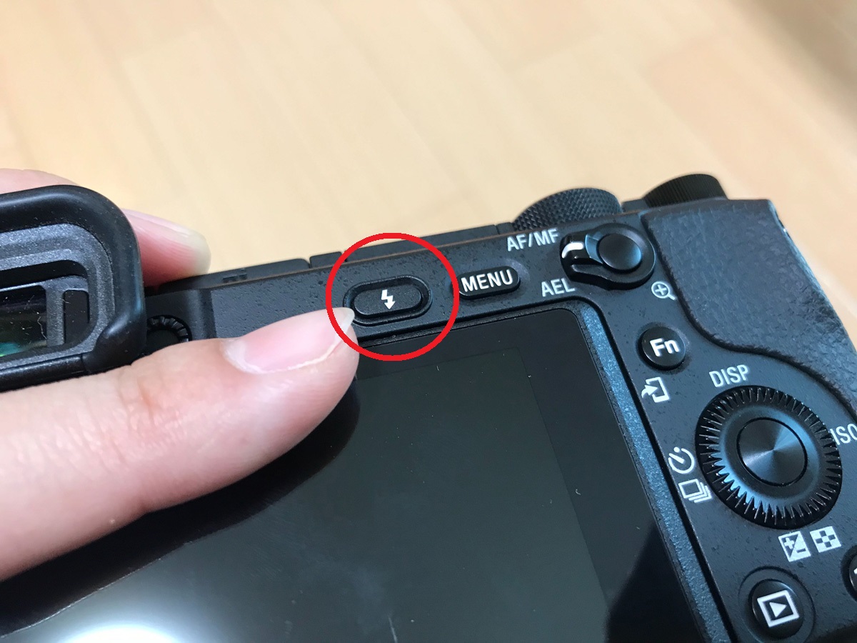 まず始めにやっておくべきカメラの基本設定 1. フラッシュはOFFにしよう