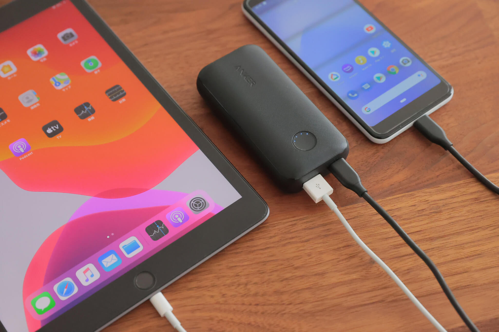 スマホとタブレットを充電するAnker PowerCore 10000 PD Redux
