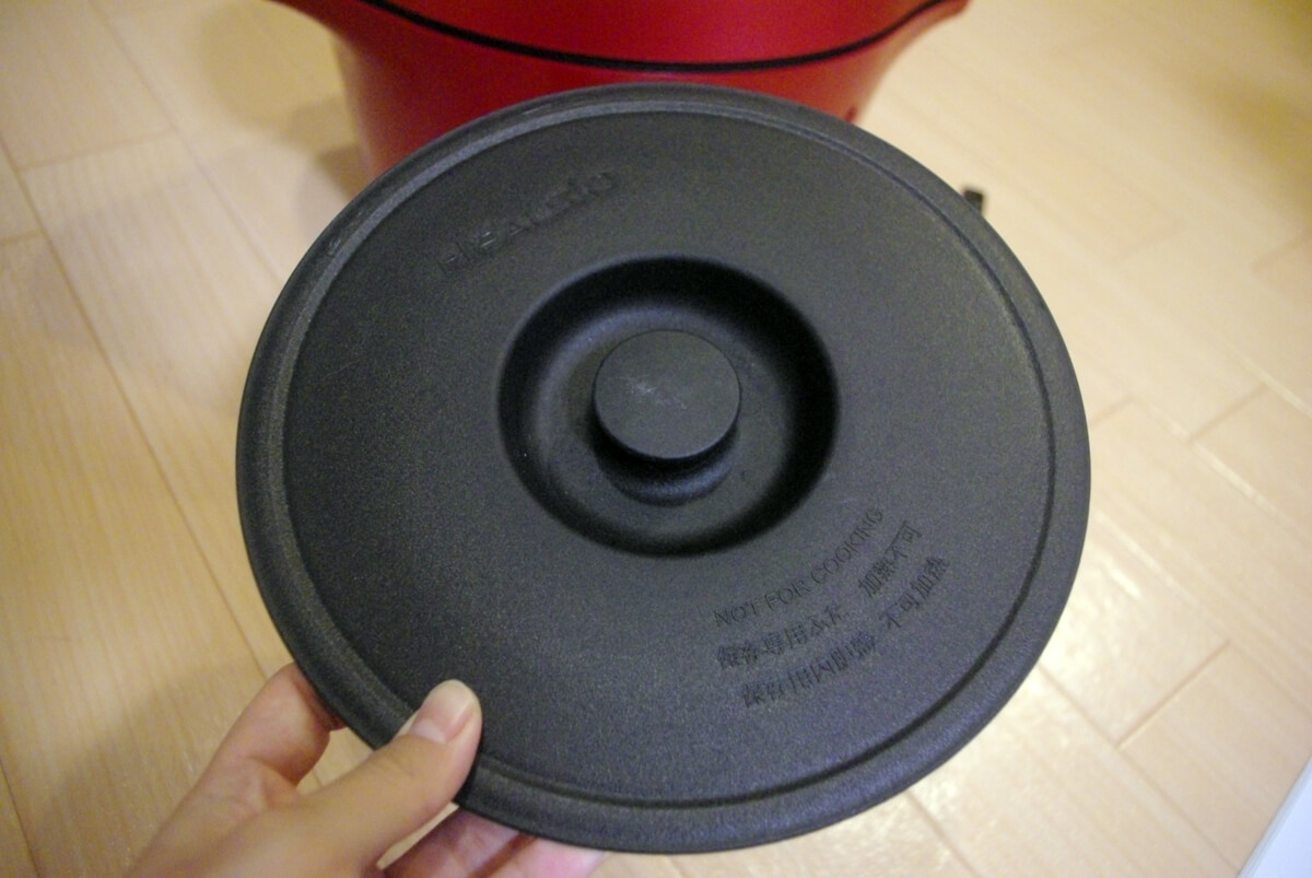 SHARPホットクック 選び方のポイント 4. 付属品 蒸しトレイ、蒸し板、保存専用ふたの有無
