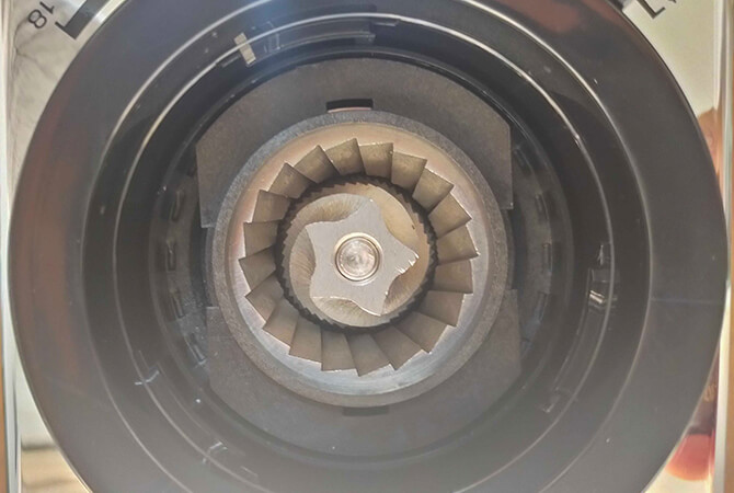 デロンギの電動コーヒーミル「デディカ KG521J-M」を実機 デロンギの電動コーヒーミル「デディカ KG521J-M」を実機