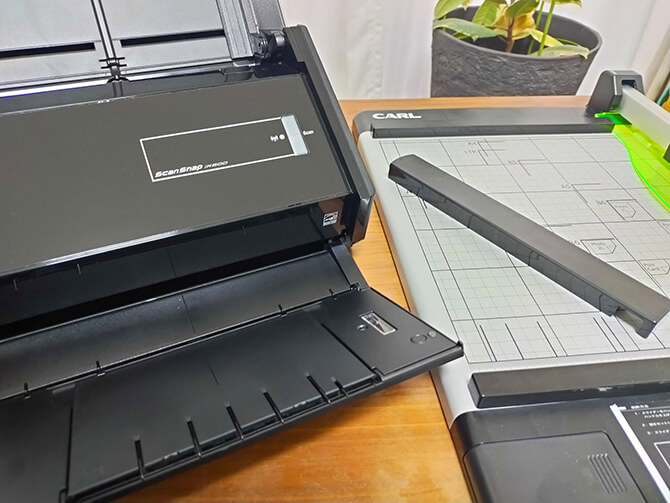 カール裁断機「DC-210N」と富士通スキャナ「ScanSnap FI-IX500A」