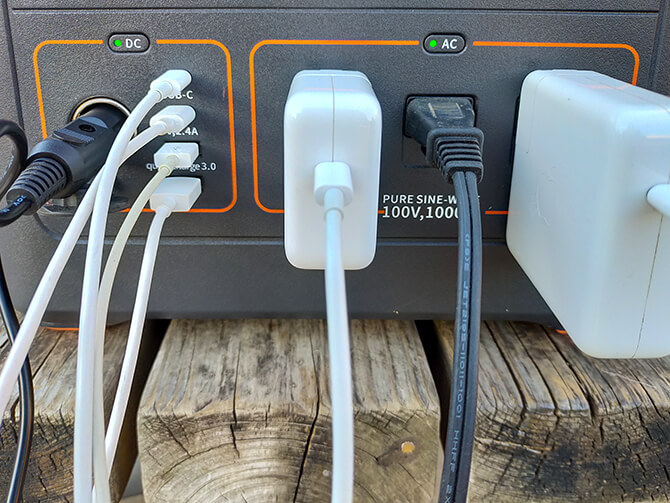 Jackeryのポータブル電源 1000は8台同時充給電ができる