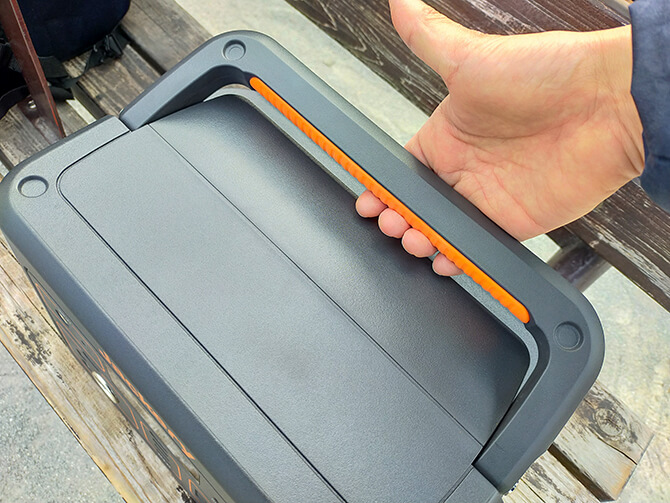 Jackery(ジャクリ)のポータブル電源700のハンドル
