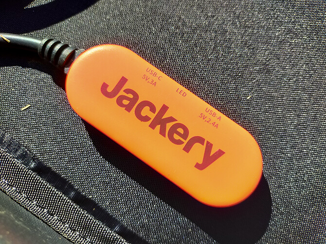 Jackery のソーラーパネル100の出力ポート