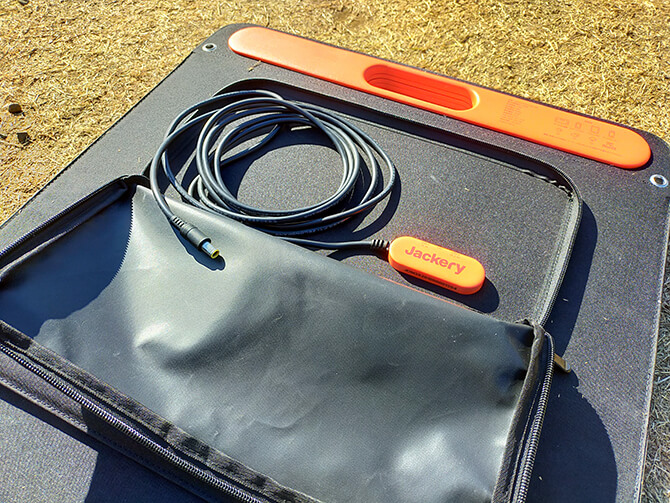 Jackery のソーラーパネル100の収納バッグ