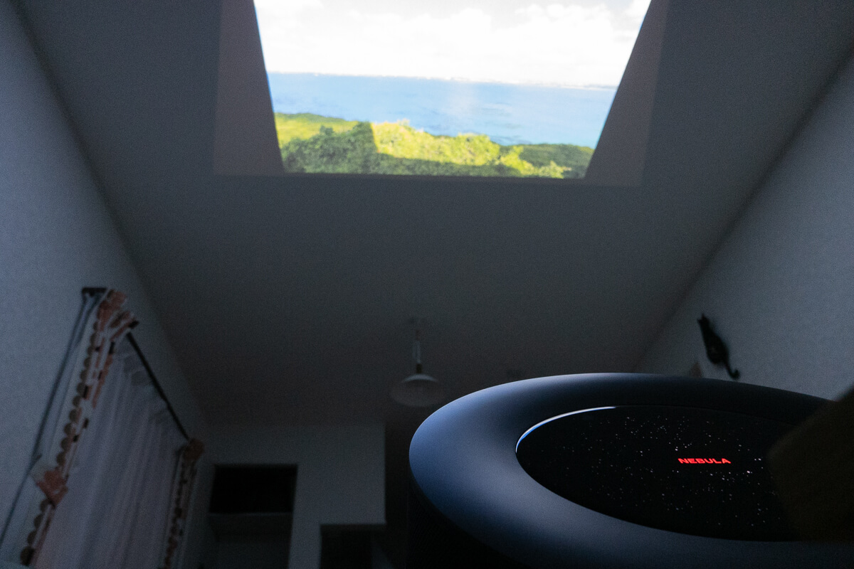 Anker Nebula Cosmos Maxを使ってわかった魅力 天井投影で極上の贅沢体験