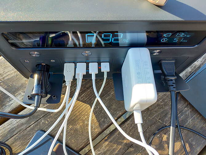 Anker PowerHouse II 800は最大11ポート同時充給電が可能