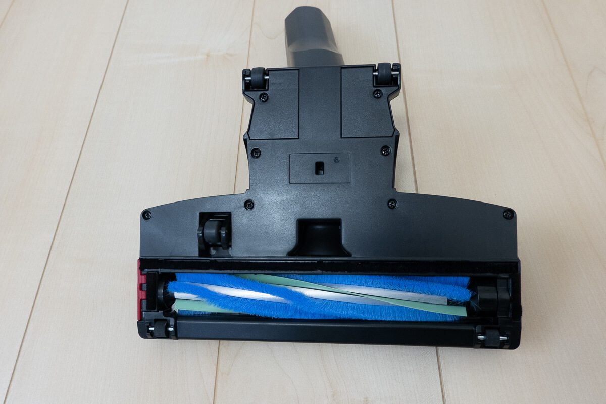 ペットと暮らすお家向けのコードレス掃除機 AQUA AQC-HF500 2種類のブラシで家中の床をしっかり掃除