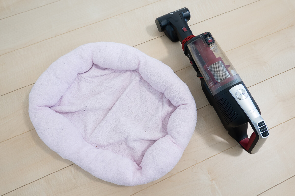 AQUAのコードレス掃除機 AQC-HF500を実際に使ってみた 犬用ベッドを掃除