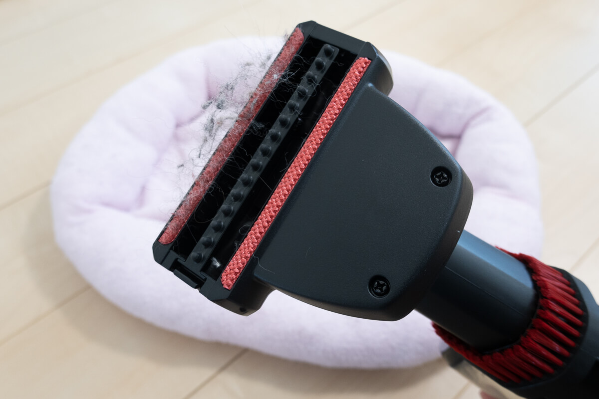 AQUAのコードレス掃除機 AQC-HF500を実際に使ってみた 犬用ベッドを掃除