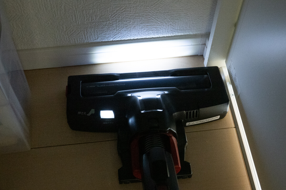 ペットと暮らすお家向けのコードレス掃除機 AQUA AQC-HF500 暗い場所でもゴミが見えるLEDライト