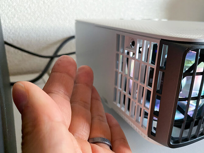 BenQ TK700STiの動作中に発生する熱風
