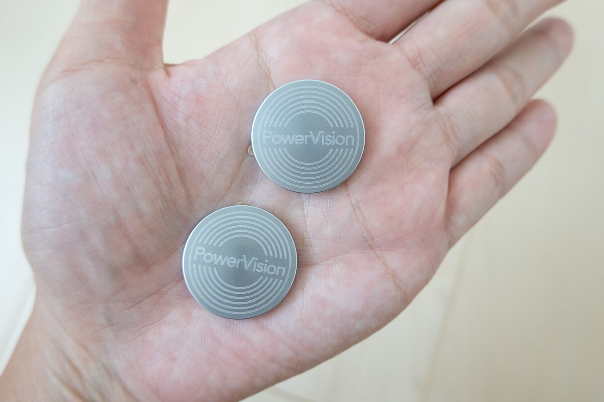 「PowerVision S1」の外観＆使い方 便利な内蔵スタンドやアクセサリーで幅広く活躍 メタルプレート