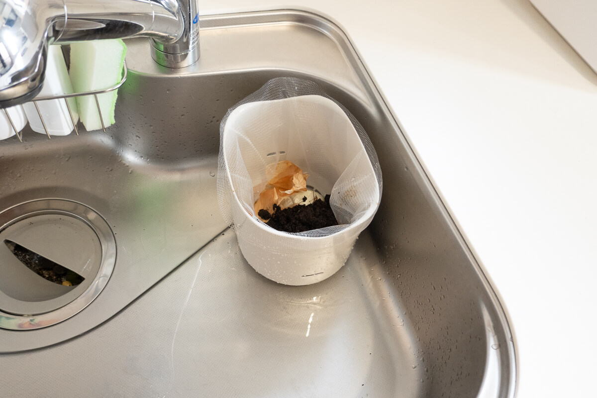 生ごみ減量乾燥機「パリパリキュー」のある生活の魅力と注意点 ○ 三角コーナー代わりに置けて使いやすい