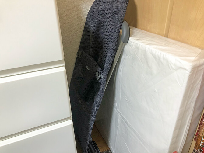 ベビービョルンのバウンサー Bliss Airはスリムに折りたためる