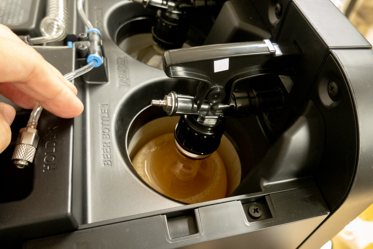 ドリームビア専用ビールサーバーの使い方 ビールボトルの取り付け