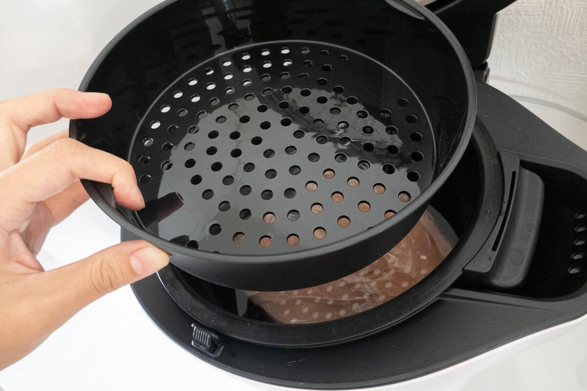 SHARPホットクック 選び方のポイント 4. 付属品 蒸しトレイ、蒸し板、保存専用ふたの有無