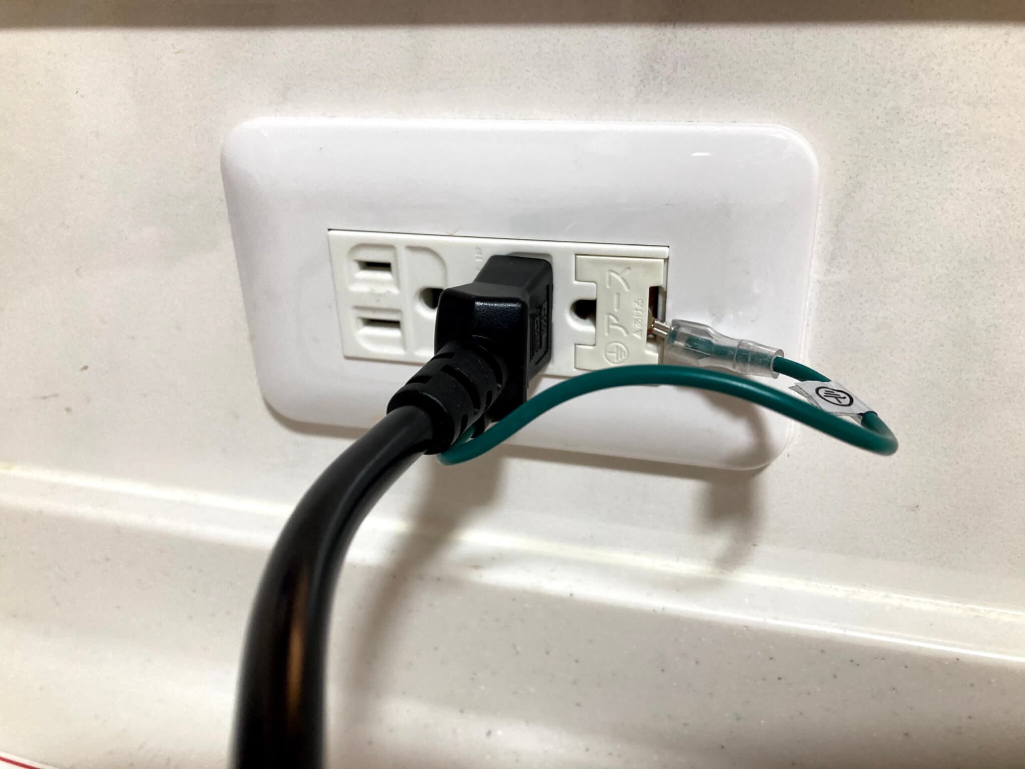 アイリスオーヤマの低温調理器 スロークッカー LTC-01をコンセントに接続する