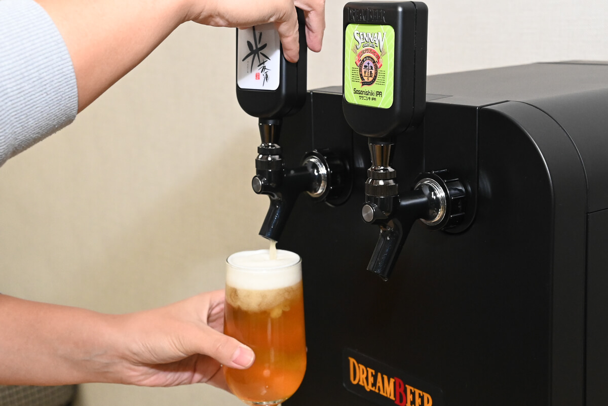 ドリームビア 試飲会スタート！ 自分でビールを注ぐ楽しみもある