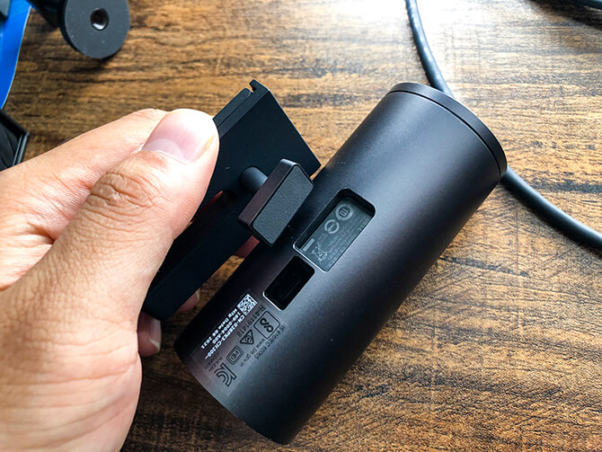 Dell デジタル高解像度Webカメラ WB7022のマグネット形式の簡単なセットアップ
