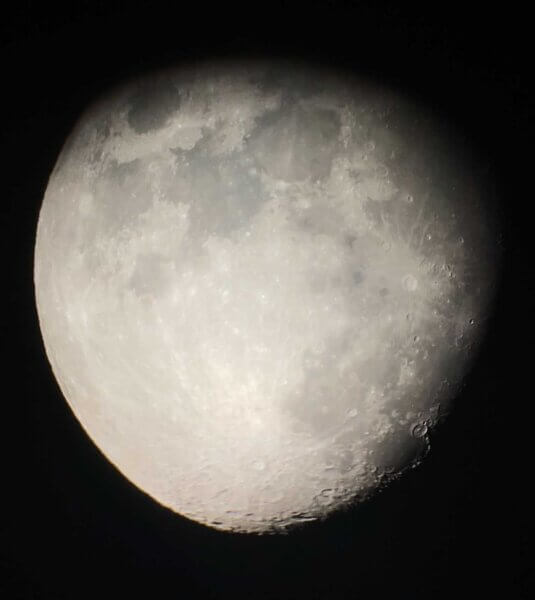 夜(18時頃)に撮影した月