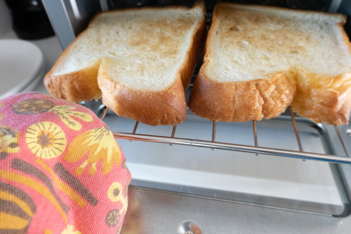 使って実感したクイジナート ノンフライオーブントースターの魅力と注意点 △ 焼き網が引き出てこないのでミトンが必要