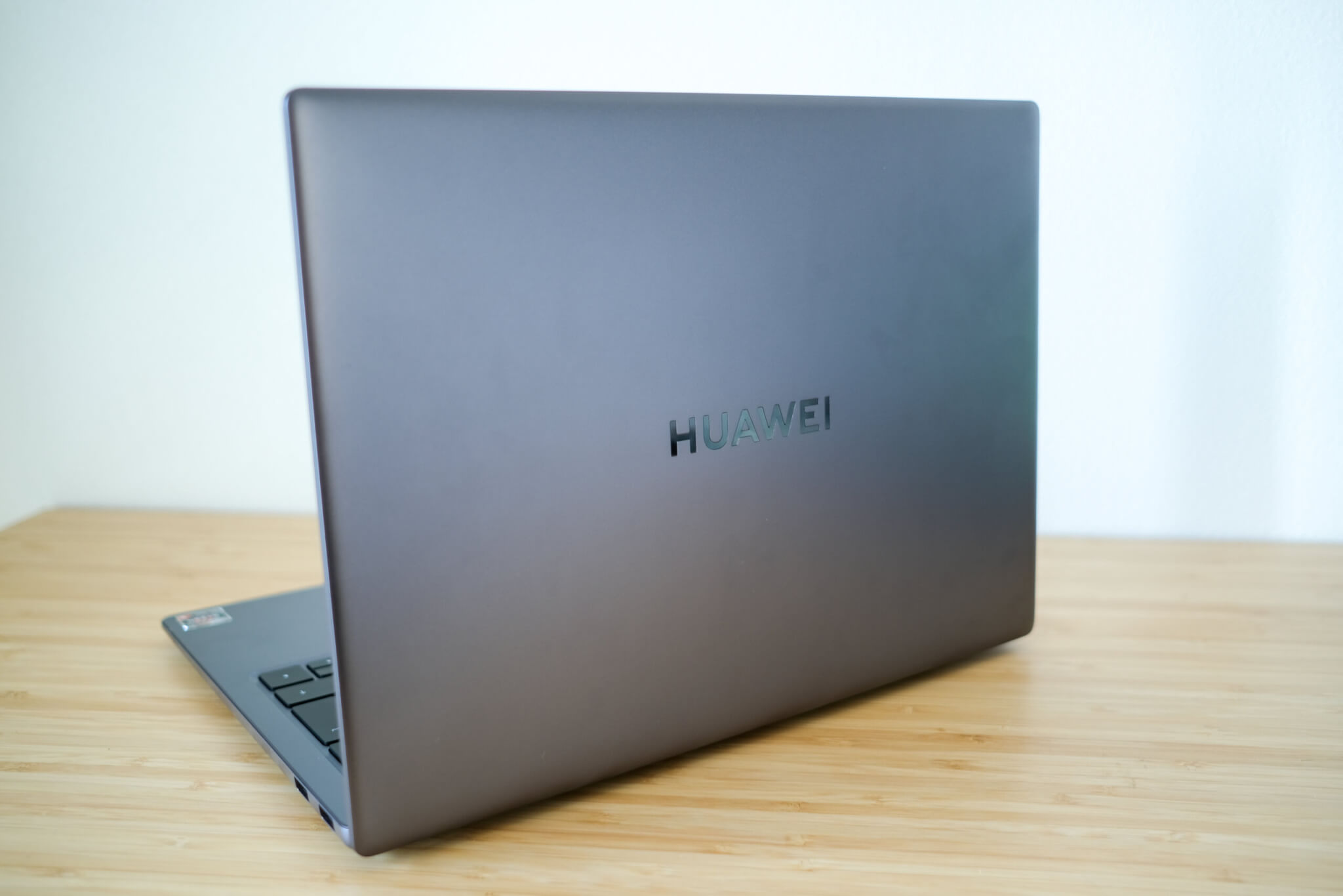 HUAWEI MateBook 14は手頃な価格でもハイパワーなノートPC