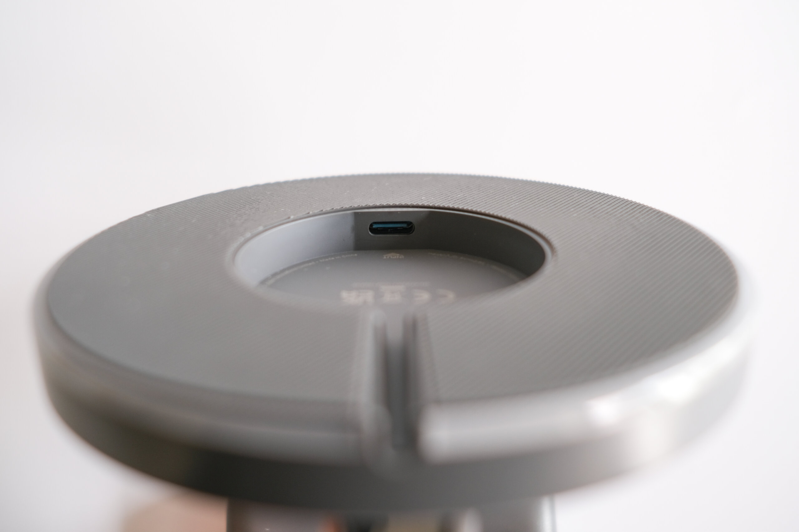 Anker 633 Magnetic Wireless Charger (MagGo)　ケーブルを収納できる