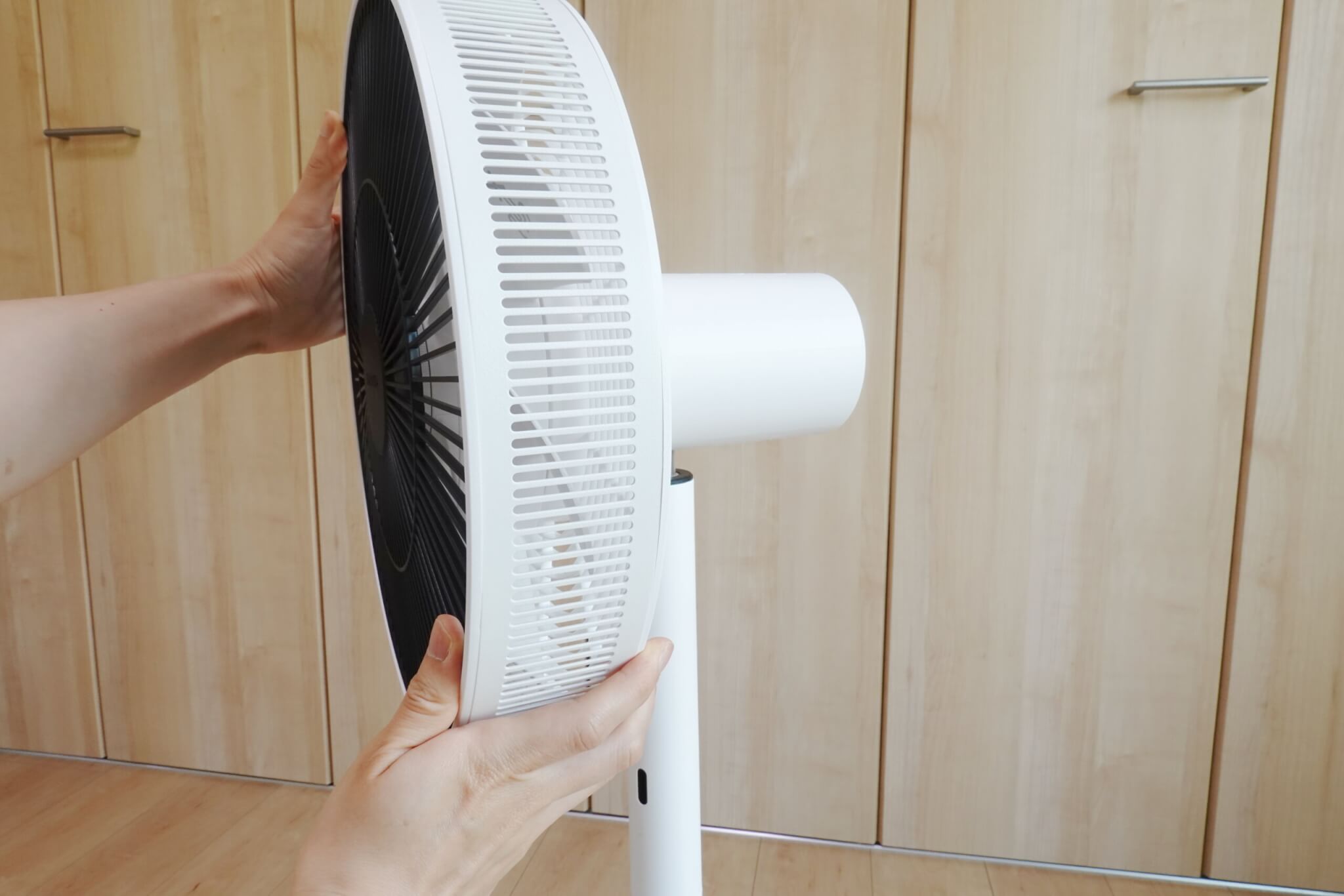 簡単に首振りを自分で調節できる