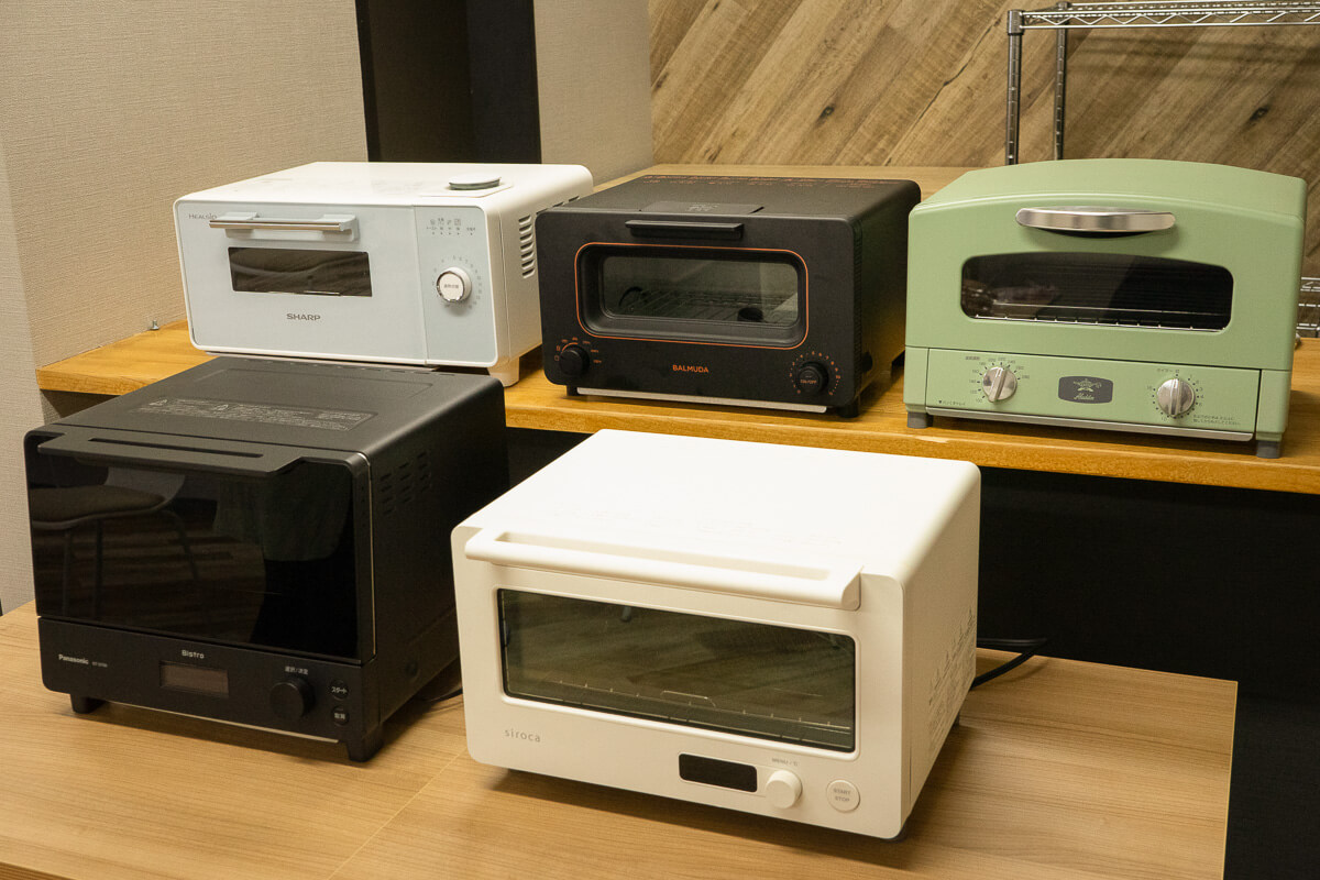 実際に冷凍パンを温めてオーブントースターの実力を比較検証！ 使い比べるのは人気のオーブントースター5機種
