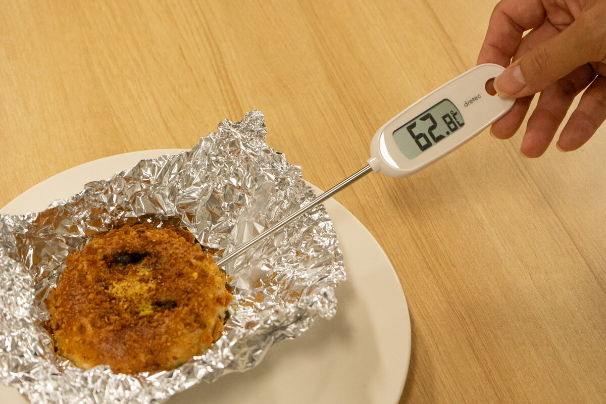 実際に冷凍パンを温めてオーブントースターの実力を比較検証！  2. 冷凍カレーパンの温め アラジン グラファイトグリル＆トースター
