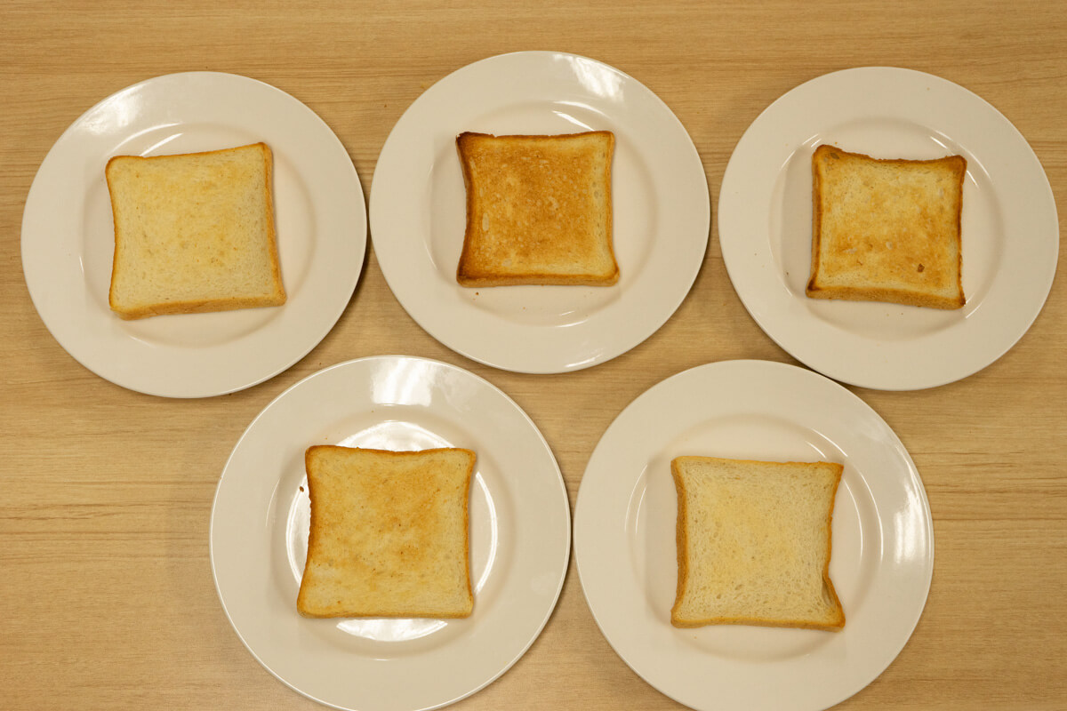 実際に冷凍パンを温めてオーブントースターの実力を比較検証！  1. 冷凍食パンのトースト 焼き上がったトーストを比較