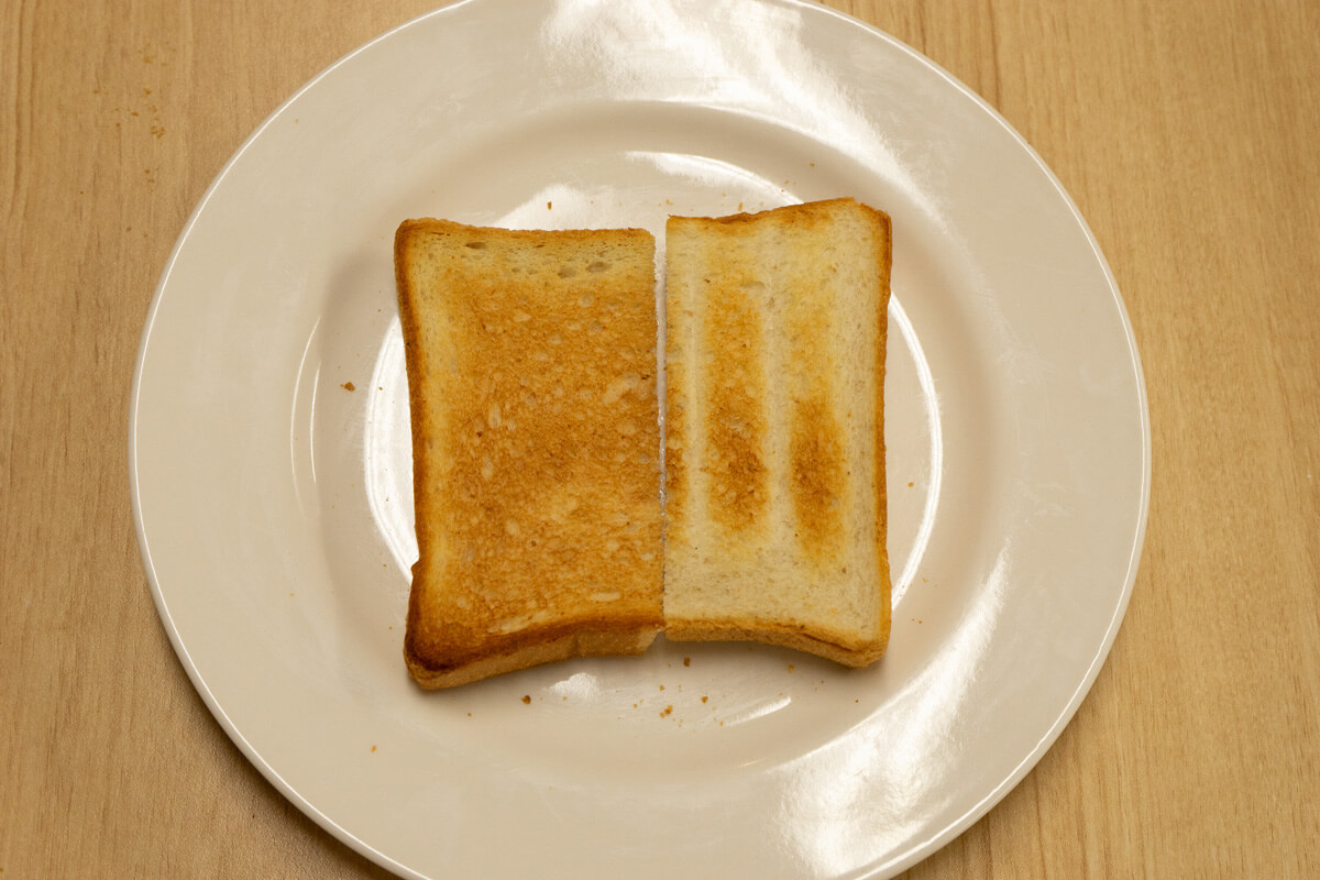 実際に冷凍パンを温めてオーブントースターの実力を比較検証！  1. 冷凍食パンのトースト バルミューダ The Toaster
