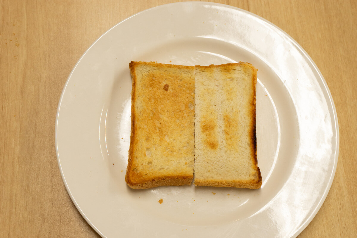 実際に冷凍パンを温めてオーブントースターの実力を比較検証！  1. 冷凍食パンのトースト アラジン グラファイトグリル＆トースター
