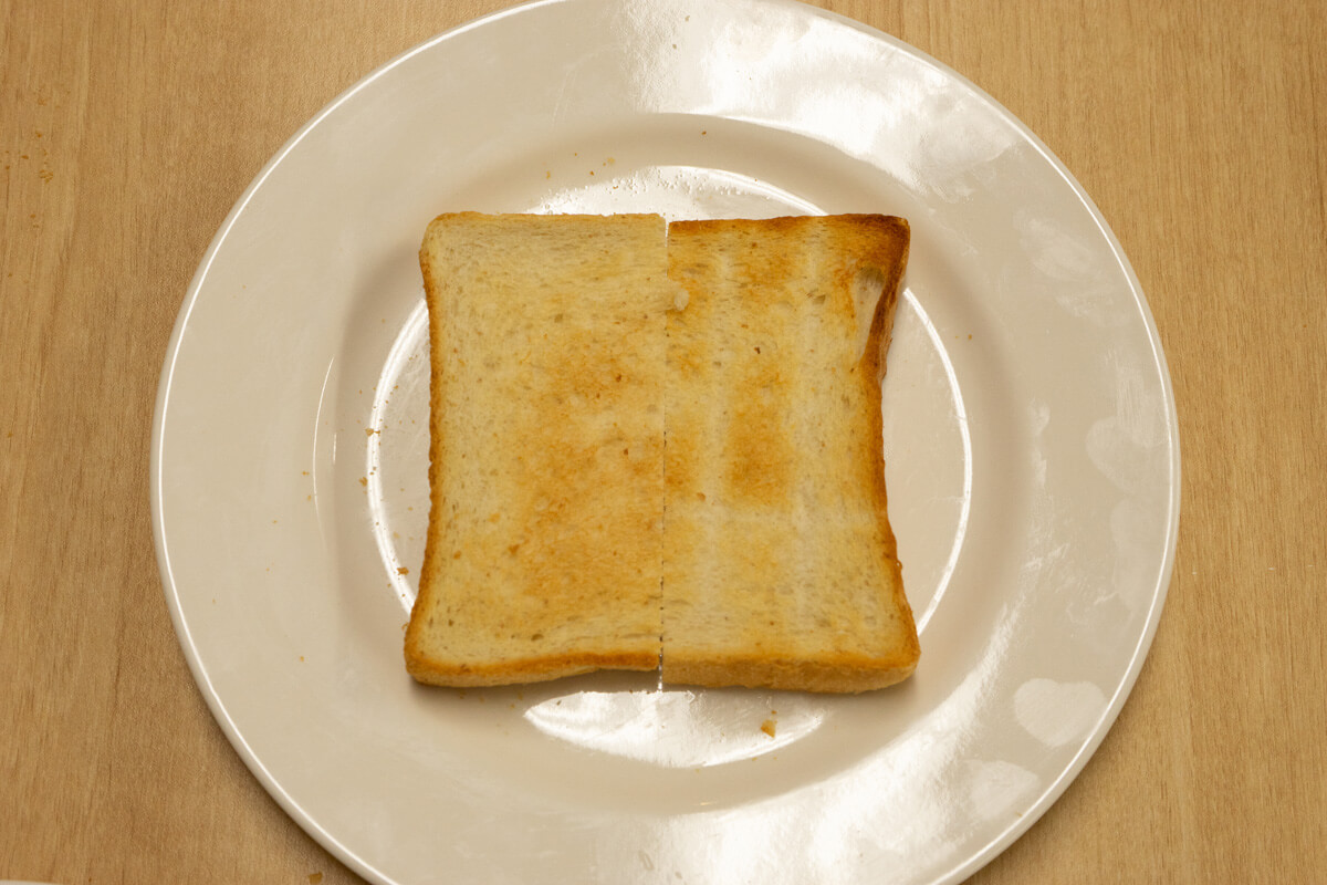 実際に冷凍パンを温めてオーブントースターの実力を比較検証！  1. 冷凍食パンのトースト パナソニック オーブントースター ビストロ