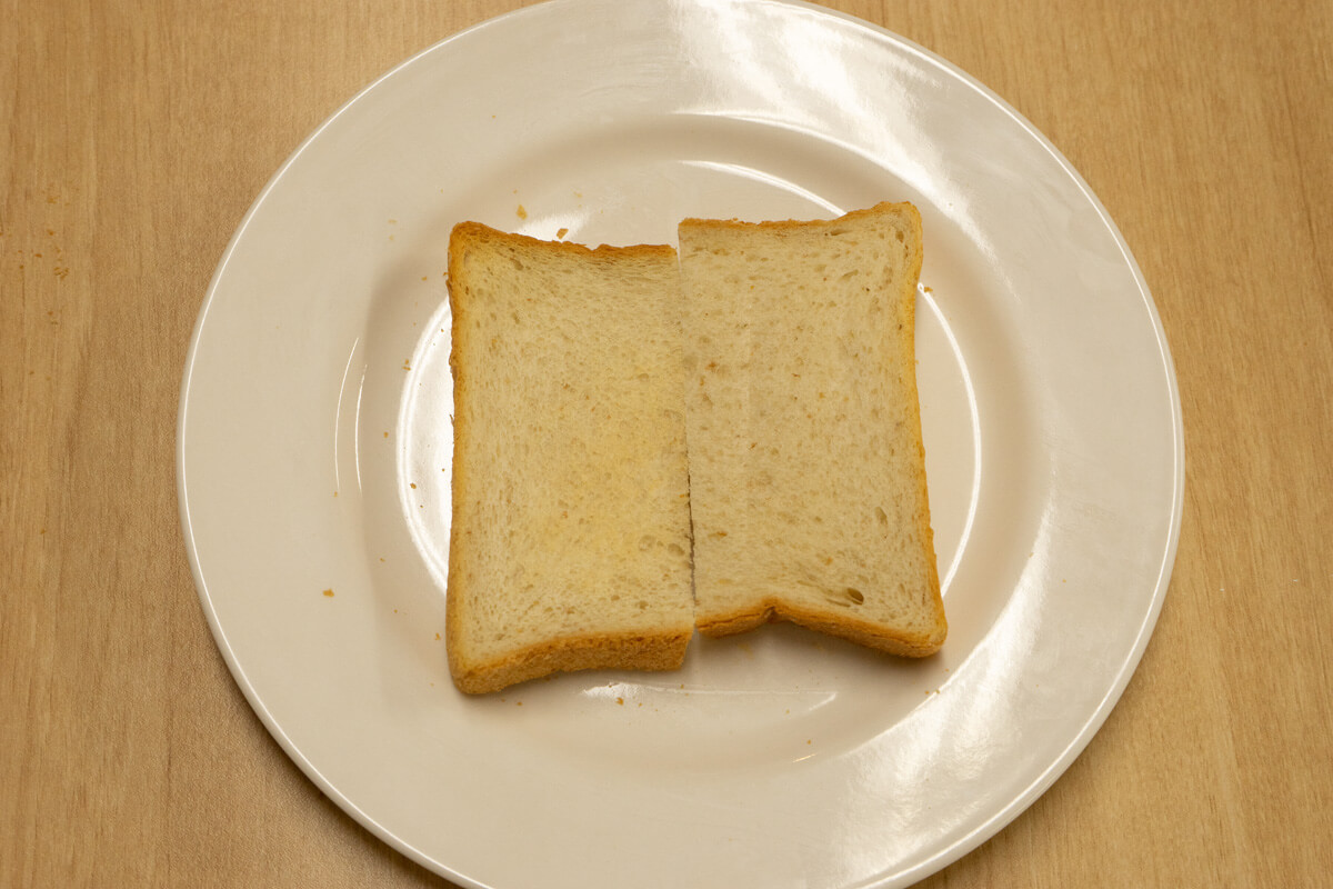 実際に冷凍パンを温めてオーブントースターの実力を比較検証！  1. 冷凍食パンのトースト シロカ すばやきトースター