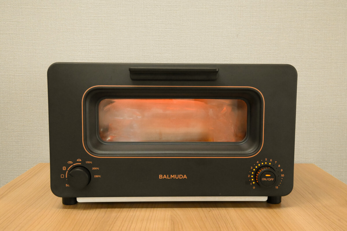 実際に冷凍パンを温めてオーブントースターの実力を比較検証！ 使い比べるのは人気のオーブントースター5機種 バルミューダ The Toaster K05A