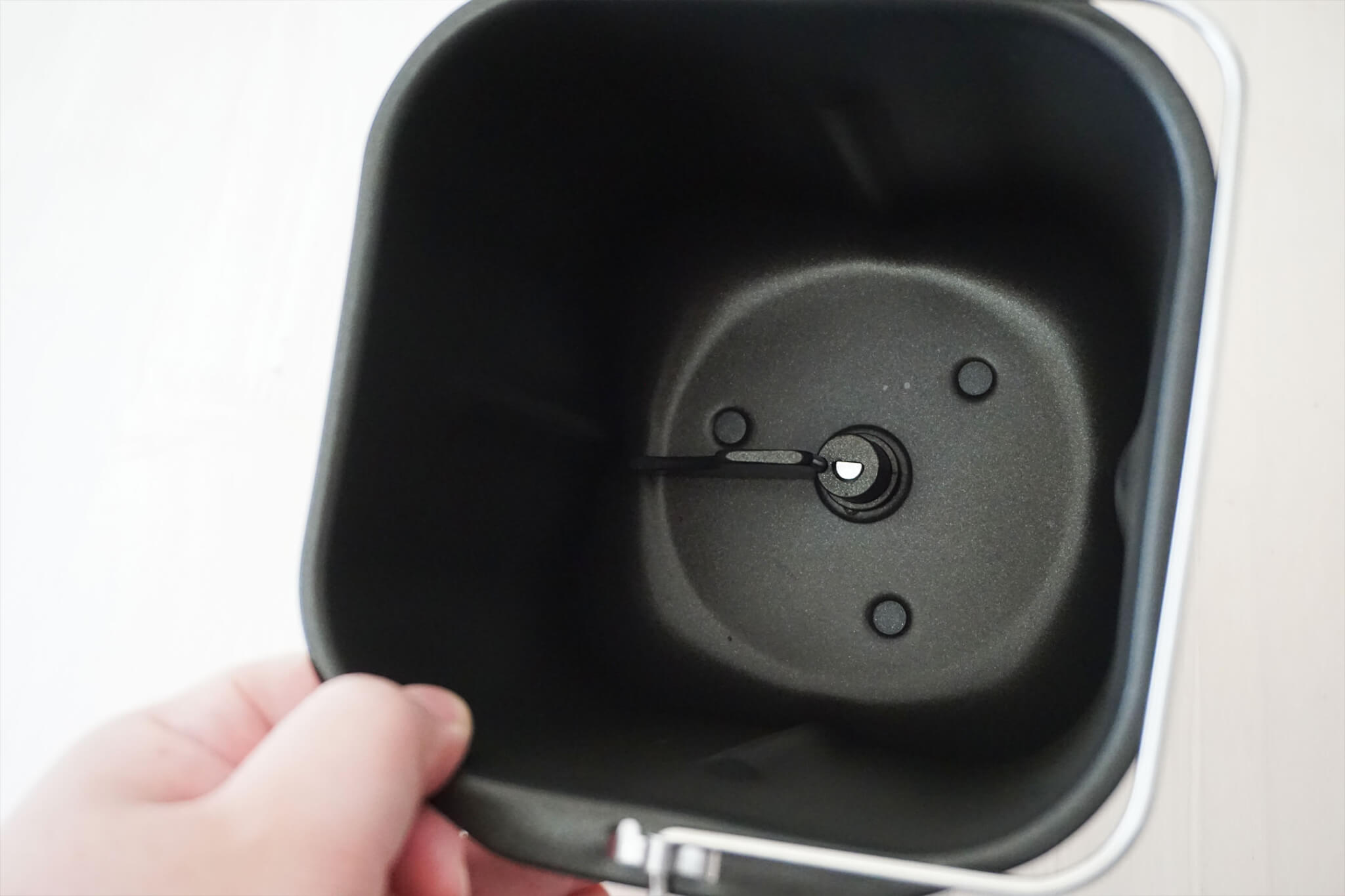 シロカ「おうちベーカリー ベーシック プラス SB-2D151」のパンケースにパン羽根を取り付けた様子