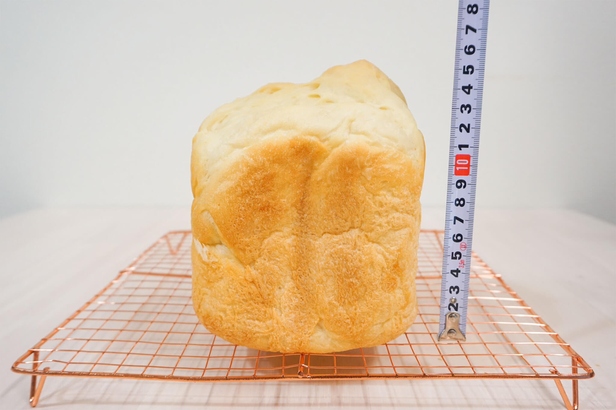 シロカのホームベーカリーで焼いた食パンの高さを計測している様子