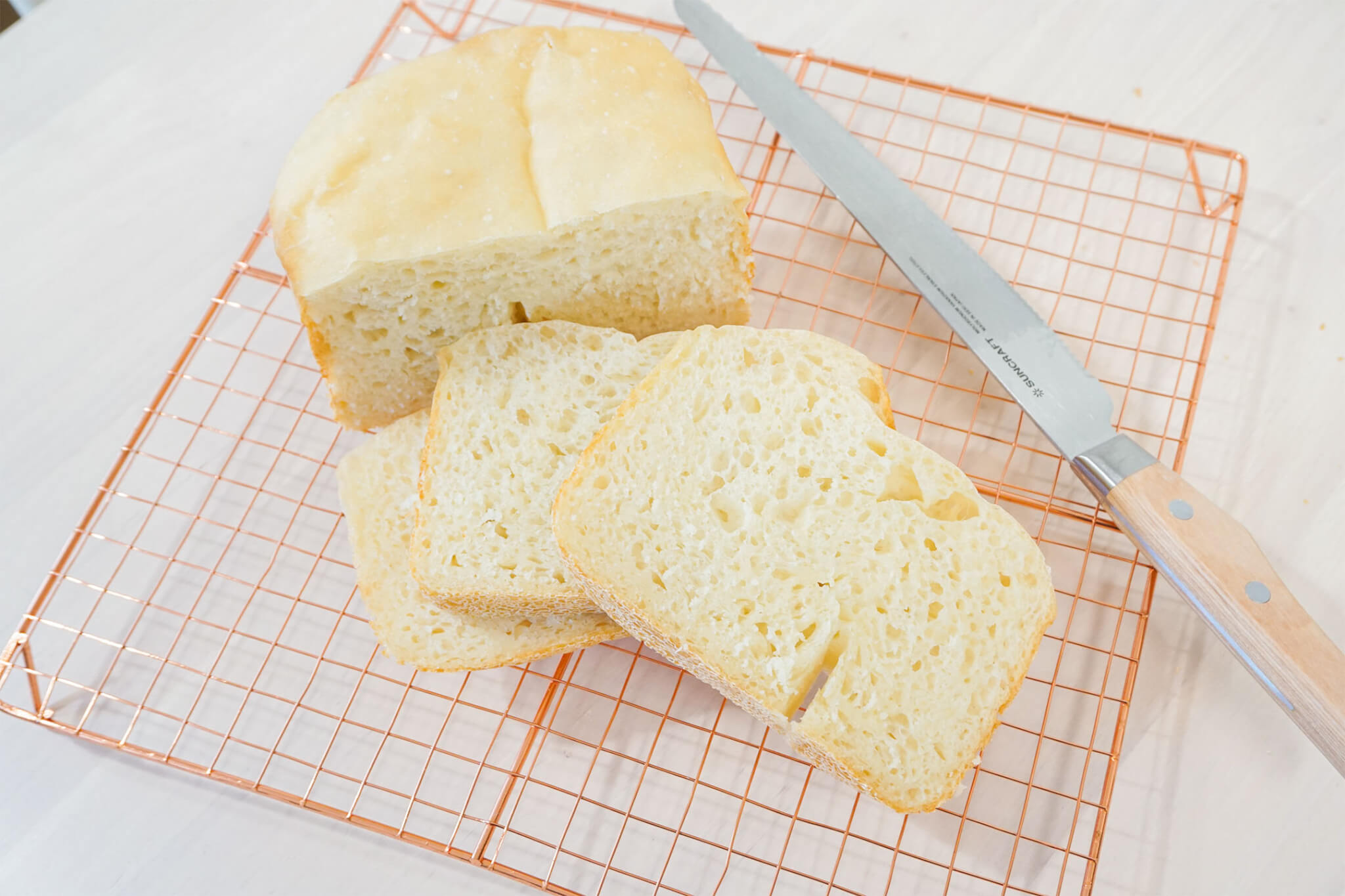パン切り包丁でカットしてケーキクーラーに並べた高加水パン